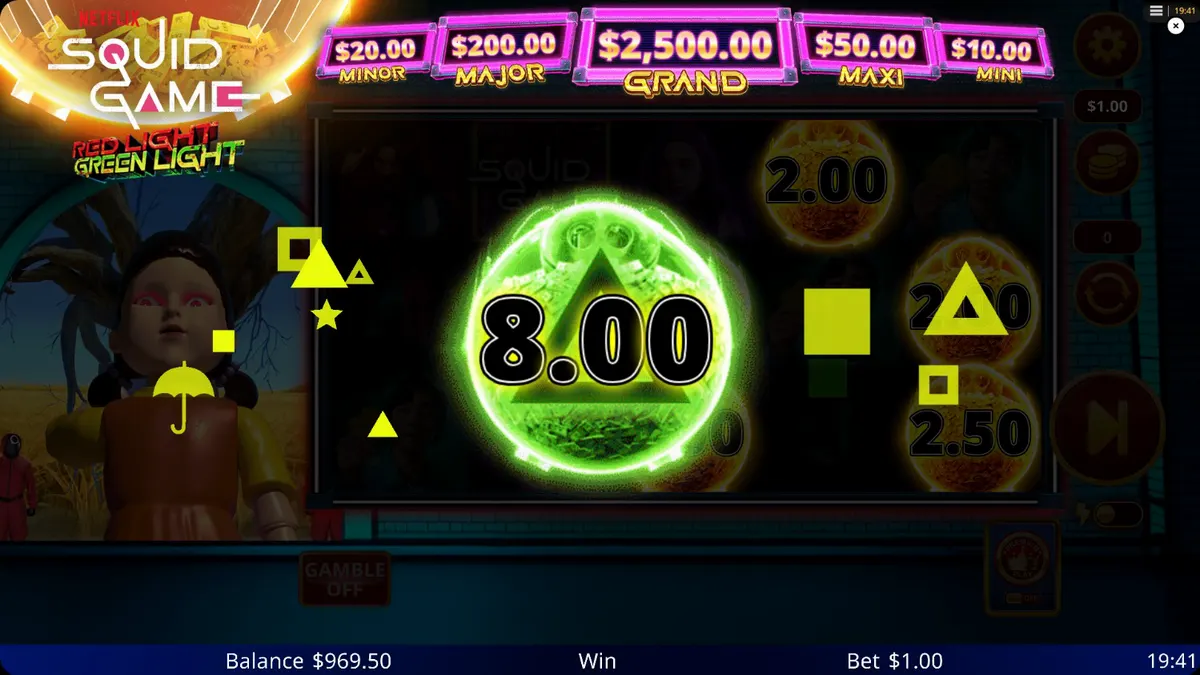 Tampilan visual slot Squid Game: Red Light, Green Light dengan latar belakang taman bermain yang ikonik dan simbol celengan babi.